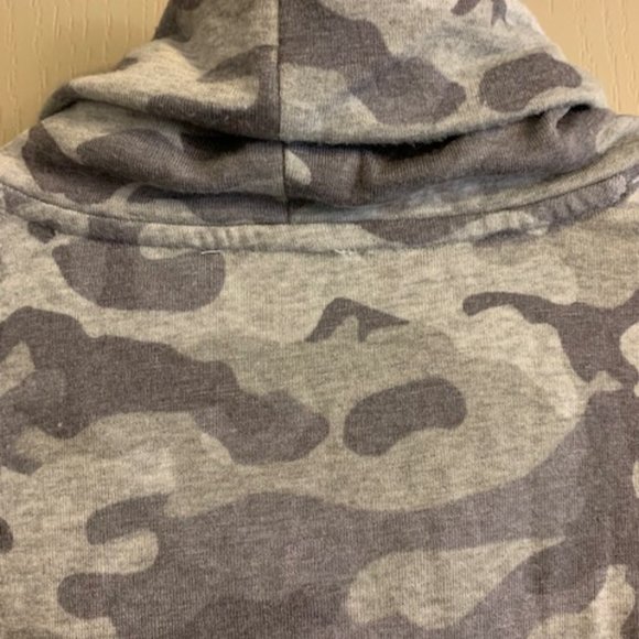 Jane & Delancey Size S Cowl/Turtleneck Camo Grey Top Curved Hem Long Sleeves - Picture 5 of 8